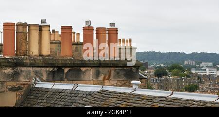 Schornsteintöpfe in der neuen Stadt, Edinburgh, Zentralschottland, Großbritannien Stockfoto