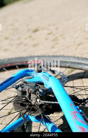 GÖTTINGEN, DEUTSCHLAND - 20. Aug 2021: Vertikale Nahaufnahme eines modernen Hinterradrahmens und Bremse eines blauen Mountainbikes. Teile für ein Outdoor-Fahrrad. Oi Stockfoto