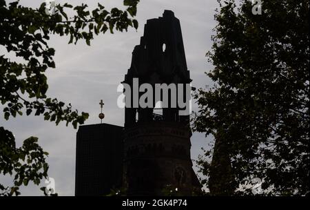 Berlin, Deutschland. September 2021. Nur als Silhouette ist der Turm der Gedächtniskirche im Gegenlicht der Sonne zu sehen. Quelle: Paul Zinken/dpa/Alamy Live News Stockfoto