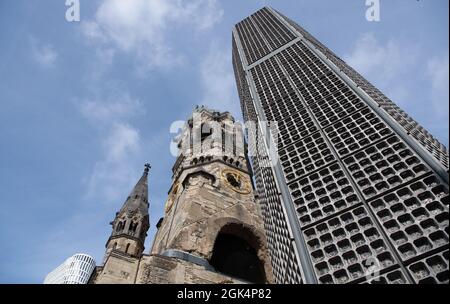 Berlin, Deutschland. September 2021. Die Türme der Gedächtniskirche ragen in den blauen Himmel. Quelle: Paul Zinken/dpa/Alamy Live News Stockfoto