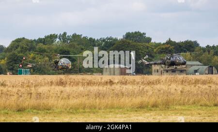 Flug mit historischen Armeeflugzeugen - Agusta Bell Sioux AH Mk1 bei der Durchführung Stockfoto