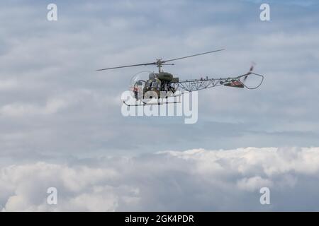 Flug mit historischen Armeeflugzeugen - Agusta Bell Sioux AH Mk1 (G-CICN) in der Luft auf der Abingdon Air & Country Show am Samstag, 11. September 2021 Stockfoto
