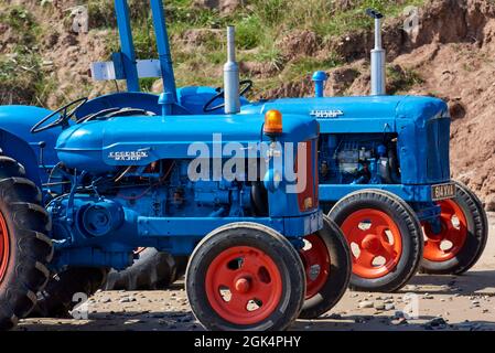 Alter Traktor, der zum Abschuss von Fischerbooten verwendet wurde Filey Beach, North Yorkshire Ostküste, beschäftigt mit Urlaubern, Nordengland, Großbritannien Stockfoto