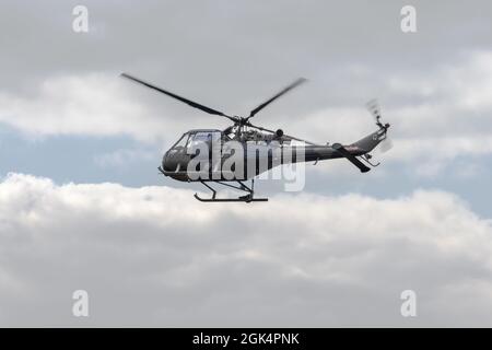 Flug mit historischen Armeeflugzeugen - Westland Scout (G-CIBW) in der Luft auf der Abingdon Air & Country Show am Samstag, 11. September 2021 Stockfoto