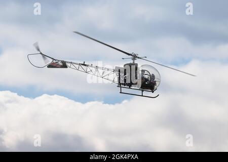 Flug mit historischen Armeeflugzeugen - Agusta Bell Sioux AH Mk1 (G-CICN) in der Luft auf der Abingdon Air & Country Show am Samstag, 11. September 2021 Stockfoto