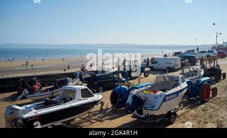 Fischerboote am Filey Beach, North Yorkshire Ostküste, beschäftigt mit Urlaubern, Nordengland, Großbritannien Stockfoto