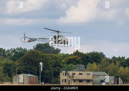 Flug mit historischen Armeeflugzeugen - Agusta Bell Sioux AH Mk1 (G-CICN) in der Luft auf der Abingdon Air & Country Show am Samstag, 11. September 2021 Stockfoto