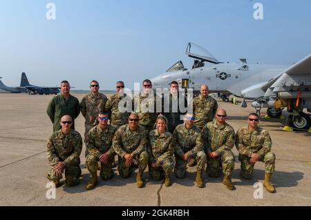 Betreuer der 127. Maintenance Group, Michigan Air National Guard, posieren für ein Gruppenportrait auf dem Sawyer International Airport in Gwinn, Michigan, der oberen Halbinsel, am 3. August 2021. Diese Betreuer unterstützten eine Combat Search and Rescue-Mission zur Unterstützung von Northern Strike 21-2, indem sie den A-10 Thunderbolt II in weniger als einer Stunde wieder aufrüstete, betanken und zusätzliche Wartung erbrachte. Stockfoto