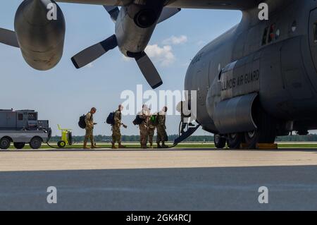 Betreuer der 127. Maintenance Group, Michigan Air National Guard, besteigen eine Illinois Air National Guard C-130 Hercules im Alpena Combat Readiness Training Center, Michigan, 3. August 2021. Die Betreuer wurden zum Sawyer International Airport in Gwinn, Michigan, der Upper Peninsula, gebracht, um zwei A-10 Thunderbolt II-Flugzeuge vom 127. Jagdgeschwader zu tanken und wieder zu bewaffnen, die im Rahmen der Northern Strike 21-2-Übung an einer Kampfsuchungs- und Rettungsmission teilnahmen. Stockfoto