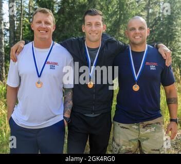 Sgt. Shane Preis der 1. Klasse (links), 108. Trainingskommando, Staff Sgt. Trevor Thompson (Mitte), 67. Aerial Port Squadron auf dem 419. Fighter Wing und Staff Sgt. Devin Crawford, 108. Trainingskommando, posiert mit ihren dritten Platz Mannschaftsmedaillen nach der Abschlusszeremonie in Lahti, Finnland am 1. August. Dieses Team bestand aus Mitgliedern des Reservedienstes aus drei Nationen, Finnland, Dänemark und den Vereinigten Staaten von Amerika. Der CIOR MILCOMP ist ein jährlicher Wettbewerb zwischen der NATO und den Partnership for Peace-Nationen. Dieser Wettbewerb testet Reserve-Service-Mitglieder aus verbündeten Nationen auf mehreren Kern-di Stockfoto