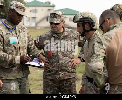 US Army Sgt. 1. Klasse Benjamin Adair, Jumpmaster, zugewiesen an 1. Geschwader, 91. Kavallerieregiment, 173. Luftbrigade Irborne), informiert georgische Soldaten während der Agile Spirit 21 im Vaziani Training Area, Georgia, 31. Juli 2021. Agile Spirit 2021 ist eine gemeinsame, multinationale Übung, die von den georgischen Verteidigungskräften und der US-Armee Europa und Afrika geleitet wird. Die Übung findet vom 26. Juli bis 6. August 2021 statt und umfasst eine simulierte Übung auf Kommandoebene, eine Übung zum Feldtraining und gemeinsame, multinationale Bataillon-Ebene kombinierte Waffen-Live-Brände. Agil Stockfoto