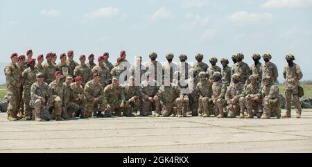 Soldaten der US-Armee mit 1. Squadron, 91. Kavallerie-Regiment, 173. Infanterie-Luftbrigade Irborne) sowie Soldaten der georgischen Verteidigungskräfte stellen sich nach Abschluss einer gemeinsamen Luftoperation während der Agile Spirit 2021 im Vaziani Training Area, Georgia, am 1. August 2021 auf ein Gruppenfoto ein. Agile Spirit 2021 ist eine gemeinsame, multinationale Übung, die von den georgischen Verteidigungskräften und der US-Armee Europa und Afrika geleitet wird. Die Übung findet vom 26. Juli bis 6. August 2021 statt und umfasst eine simulierte Übung auf Kommandoebene, eine Übung im Feldtraining und eine gemeinsame multinationale Kombiübung auf Bataillonsebene Stockfoto