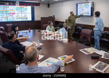 Bef. Douglas Kennedy, Chief Staff Officer von Commander, Fleet Activities Sasebo (CFAS), diskutiert mit Vertretern der West Nippon Expressway Company im CFAS-Hauptgebäude am 3. August 2021 die möglichen Auswirkungen eines bevorstehenden Straßenprojekts in der Nähe von CFAS. Das bevorstehende Projekt wird den erhöhten Nishikyushu Expressway in Zentral-Sasebo in den nächsten fünf Jahren schrittweise um zusätzliche Fahrspuren erweitern. Stockfoto