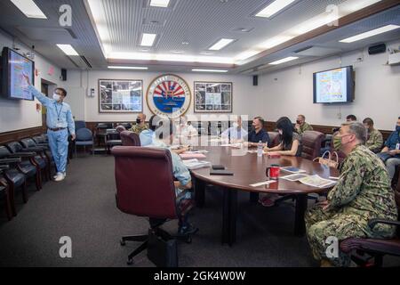 Bef. Douglas Kennedy, Chief Staff Officer of Commander, Fleet Activities Sasebo (CFAS), Right, und CFAS-Leiter hören sich die Moderatoren der West Nippon Expressway Company im CFAS-Hauptgebäude am 3. August 2021 bei einem Treffen über ein bevorstehendes Straßenbauprojekt in der Nähe von CFAS an. Das bevorstehende Projekt wird den erhöhten Nishikyushu Expressway in Zentral-Sasebo in den nächsten fünf Jahren schrittweise um zusätzliche Fahrspuren erweitern. Stockfoto