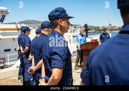 John Tien, der stellvertretende Minister für Heimatschutz, überreicht der Crew des Küstenwache-Schneiderers Robert ward ein synthetisches Abziehbild für Drogen am Sektor Los Angeles/Long Beach, 2. August 2021. Tien besuchte das Heimatschutzministerium und Hafenführer in Südkalifornien, um Prioritäten, Ziele und wichtige Initiativen und Technologien im größten und wirtschaftlich wichtigsten Hafenkomplex der Vereinigten Staaten zu diskutieren. Fotos der US-Küstenwache von Petty Officer First Class Richard W. Brahm. Stockfoto