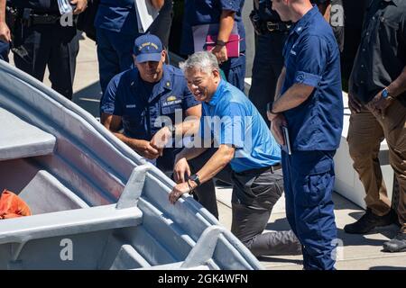 John Tien, der stellvertretende Minister für Heimatschutz, überreicht der Crew des Küstenwache-Schneiderers Robert ward ein synthetisches Abziehbild für Drogen am Sektor Los Angeles/Long Beach, 2. August 2021. Tien besuchte das Heimatschutzministerium und Hafenführer in Südkalifornien, um Prioritäten, Ziele und wichtige Initiativen und Technologien im größten und wirtschaftlich wichtigsten Hafenkomplex der Vereinigten Staaten zu diskutieren. Fotos der US-Küstenwache von Petty Officer First Class Richard W. Brahm. Stockfoto