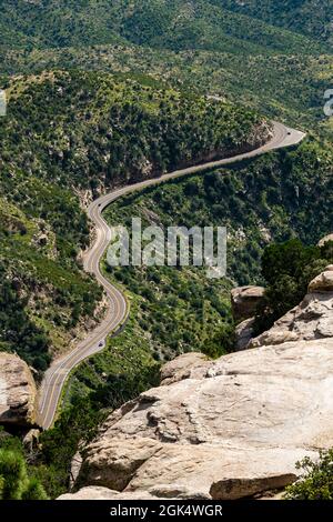 Catalina Highway, der durch die Mount Lemmon Range führt, von der Windy Point Vista aus gesehen. Stockfoto