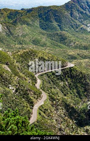 Catalina Highway, der durch die Mount Lemmon Range führt, von der Windy Point Vista aus gesehen. Stockfoto