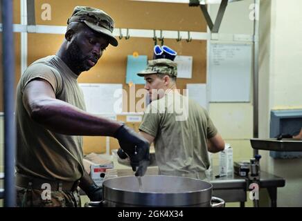 Luftwaffe und Soldaten des Services-Teams bereiten das Frühstück für die fast 250 Luftmänner, Soldaten, Matrosen und Marines vor, die für #CentralDelawarePartnershipforHope2021 innovatives Trainingsprogramm für Bereitschaft 2. August 2021. Das Team hat mehr als 500 Mahlzeiten pro Tag zubereitet und verpackt. Während ihres Aufenthalts in Dover bieten die Mitarbeiter den Gemeinden kostengünstige, wichtige Dienstleistungen an, während sie den Mitarbeitern praktische Erfahrungen auf ihrem Gebiet bieten und bewährte Verfahren über die Services hinweg austauschen. Stockfoto