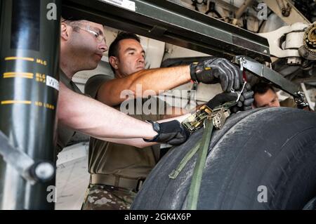 Die der 911. Wartungsgruppe zugeordneten Flieger wechseln einen Fahrwerkreifen an einem C-17 Globemaster III an der Pittsburgh International Airport Air Reserve Station, Pennsylvania, 2. August 2021. Die Reifen müssen ausgetauscht werden, wenn festgestellt wird, dass die Verschleißgrenzen überschritten werden, um die Sicherheit der Flugbesatzung bei der Landung und beim Start zu gewährleisten. Stockfoto