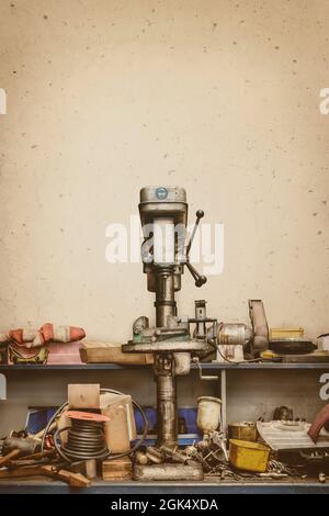 Retro-Stil Bild von einer chaotischen alten Werkstatt Bank mit Pressbohrer und Werkzeuge Stockfoto