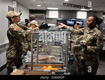 Luftwaffe und Soldaten des Services-Teams bereiten das Frühstück für die fast 250 Luftmänner, Soldaten, Matrosen und Marines vor, die für #CentralDelawarePartnershipforHope2021 innovatives Trainingsprogramm für Bereitschaft 2. August 2021. Das Team hat mehr als 500 Mahlzeiten pro Tag zubereitet und verpackt. Während ihres Aufenthalts in Dover bieten die Mitarbeiter den Gemeinden kostengünstige, wichtige Dienstleistungen an, während sie den Mitarbeitern praktische Erfahrungen auf ihrem Gebiet bieten und bewährte Verfahren über die Services hinweg austauschen. Stockfoto