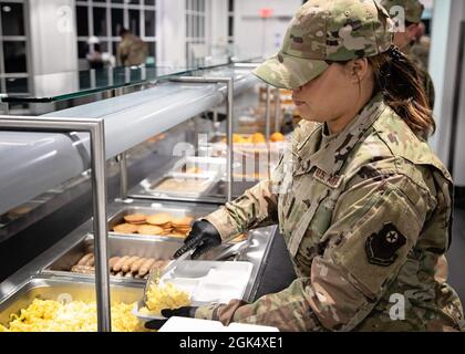 Luftwaffe und Soldaten des Services-Teams bereiten das Frühstück für die fast 250 Luftmänner, Soldaten, Matrosen und Marines vor, die für #CentralDelawarePartnershipforHope2021 innovatives Trainingsprogramm für Bereitschaft 2. August 2021. Das Team hat mehr als 500 Mahlzeiten pro Tag zubereitet und verpackt. Während ihres Aufenthalts in Dover bieten die Mitarbeiter den Gemeinden kostengünstige, wichtige Dienstleistungen an, während sie den Mitarbeitern praktische Erfahrungen auf ihrem Gebiet bieten und bewährte Verfahren über die Services hinweg austauschen. Stockfoto