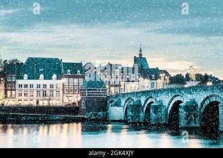 Winteransicht der berühmten holländischen Sint Servaas Brücke mit Lichter im Stadtzentrum von Maastricht Stockfoto