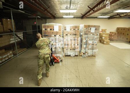 Master-Sgt. Jason Jones, 59. Medical Wing MHS GENESIS Equipment Deployment Project Manager, verarbeitet IT-Geräte in einem Lager in der Joint Base San Antonio-Lackland, Texas, 2. August 2021. Jones und sein Team haben mehr als dreitausend Artikel, darunter Drucker, Scanner und Workstations, verarbeitet, um die neue, modernisierte elektronische Gesundheitsakte des Militärischen Gesundheitssystems – MHS GENESIS – zu unterstützen. Diese neue Krankenakte wird den Empfängern der JBSA im Januar 2022 zur Verfügung stehen. Stockfoto