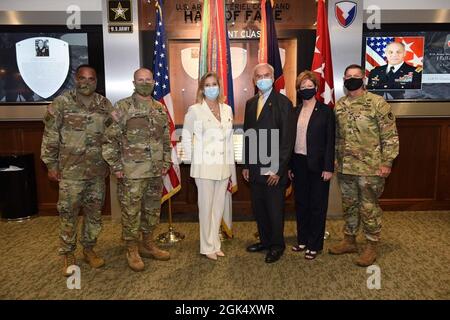 Christine Wormuth, die Sekretärin der Armee, besucht das Hauptquartier des Armeekommandos während ihres ersten Besuchs im Arsenal von Redstone. Von links sind AMC Command Sgt. Maj. Alberto Delgado, AMC-Kommandant General Ed Daly, Wormuth, Zivilperson des Armeeministers Joe Fitzgerald, AMC-Exekutivstellvertretender des kommandierenden Generals Lisha Adams und AMC-Stellvertretender Kommandant LT. General Donnie Walker. Stockfoto