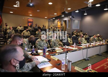 FORT BLISS, Texas – wichtige Anführer des 32d Air and Missile Defense Command erhalten einen kurzen Bericht während einer vierteljährlichen Theaterbesprechung im Mission Training Center auf Fort Bliss vom 3. Bis 5. August 2021. Stockfoto