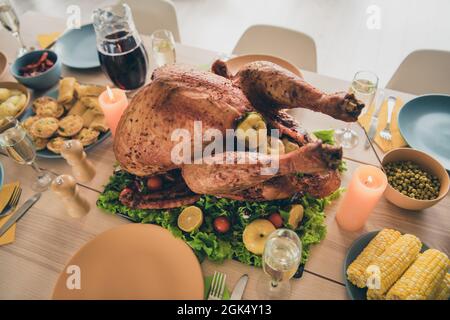 Foto von großen frittierten leckeren Huhn liegend dank Tisch bereit für freundliche Familientreffen im Hausraum Stockfoto