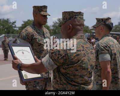 U.S. Marine Corps Sgt. Maj. William J. Banks, liest den Beförderungsbefehl für Master Sgt. David E. Smiths Promotionszeremonie fand am 2. August 2021 im Marine Corps Recruit Depot Parris Island, South Carolina, statt. Diese Zeremonie dient der öffentlichen Anerkennung von Marineinfanteristen, die sich als würdig des nächsten Ranges erwiesen haben. Stockfoto