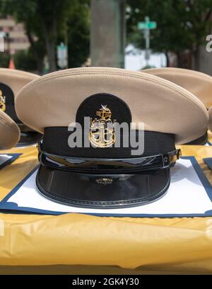 210802-N-CF847-1001 NEWPORT NEWS, VA. (02. August 2021) - Ein Deckblatt mit dem Insignien eines hochrangigen Chief Petty Officers wartet darauf, auf einen Sailor, der dem Flugzeugträger USS George Washington der Nimitz-Klasse zugewiesen wurde (CVN 73), getragt zu werden. George Washington wird derzeit in der Newport News Shipyard betankt und einer komplexen Überholung (RCOH) unterzogen. Bei RCOH handelt es sich um ein mehrjähriges Projekt, das nur einmal während der 50-jährigen Lebensdauer eines Trägers durchgeführt wird. Dazu gehören die Betankung der beiden Kernreaktoren des Schiffes sowie umfangreiche Reparaturen, Upgrades und Modernisierungen. Stockfoto