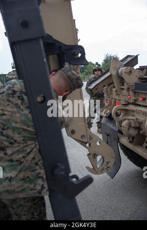 U.S. Marine Corps Lance CPL. David Gomez III, ein Kraftfahrzeugbetreiber, 1. Marine Logistics Group, I Marine Expeditionary Force, betreibt den Kran eines Logistikfahrzeugsystems Ersatz MKR 18 Frachtfahrzeug während der Übung Freedom Banner 21, 2. August 2021. Freedom Banner ist eine einzigartige Gelegenheit für die 1st Marine Logistics Group, eine strategische Mobilitätsübung in einem maritimen Umfeld durchzuführen und für die i Marine Expeditionary Force, Advanced Naval Base und Expeditionary Advanced Base Konzepte zu verfeinern. Stockfoto