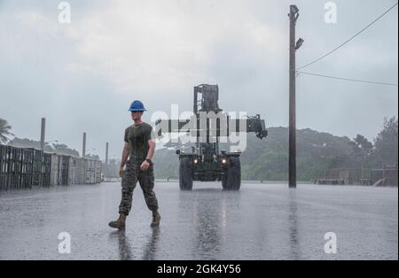 U.S. Marine Corps Lance CPL. Jadon ward, ein Ingenieur-Anlagenbetreiber, 1. Marine Logistics Group, I Marine Expeditionary Force, Bodenleiter eines Logistikfahrzeugsystems Austausch MKR 18 Frachtfahrzeug während der Übung Freiheit Banner 21, 2. August 2021. Freedom Banner ist eine einzigartige Gelegenheit für die 1st Marine Logistics Group, eine strategische Mobilitätsübung in einem maritimen Umfeld durchzuführen und für die i Marine Expeditionary Force, Advanced Naval Base und Expeditionary Advanced Base Konzepte zu verfeinern. Stockfoto