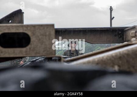 U.S. Marine Corps Lance CPL. David Gomez III, ein Kraftfahrzeugbetreiber, 1. Marine Logistics Group, I Marine Expeditionary Force, betreibt den Kran eines Logistikfahrzeugsystems Ersatz MKR 18 Frachtfahrzeug während der Übung Freedom Banner 21, 2. August 2021. Freedom Banner ist eine einzigartige Gelegenheit für die 1st Marine Logistics Group, eine strategische Mobilitätsübung in einem maritimen Umfeld durchzuführen und für die i Marine Expeditionary Force, Advanced Naval Base und Expeditionary Advanced Base Konzepte zu verfeinern. Diese Übung ist eine Gelegenheit, die Bemühungen von Force Design 2030 zu informieren und zu verfeinern. Stockfoto