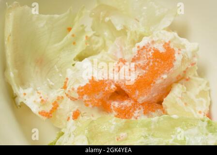 Gebackene Kartoffel mit Kohl Belag Ei Garnelen Salat Dressing Sauce in Schüssel Stockfoto