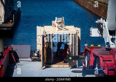 Besatzungsmitglieder und Wartungsbetreiber für die Flotte mit mittlerer Kapazität beginnen am 2. August 2021 am Montgomery Locks and Dam, der vom U.S. Army Corps of Engineers Pittsburgh District am Ohio River in Beaver County, Pennsylvania, betrieben wird. Die Crew der mittleren Flotte hat Ende Juli ihre Arbeit bei Montgomery L/D aufgenommen und wird etwa einen Monat lang für den Austausch und die Reparatur von Komponenten des Torsystems und der Armaturen aufwenden. Stockfoto