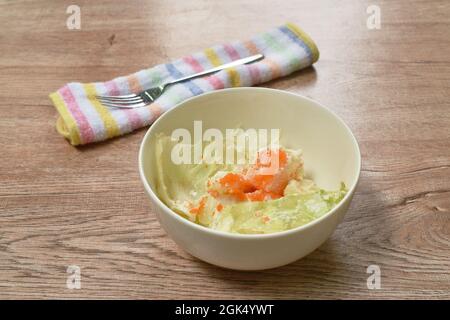 Gebackene Kartoffel mit Kohl Belag Ei Garnelen Salat Dressing Sauce in Schüssel Stockfoto