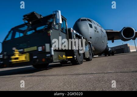 Der 911. Instandhaltungsgruppe zugewiesene Flieger bereiten den Abschleppen eines C-17 Globemaster III an der Pittsburgh International Airport Air Reserve Station, Pennsylvania, 3. August 2021 vor. Die Flieger schleppen das Flugzeug, um sich auf eine bevorstehende Übung vorzubereiten. Stockfoto