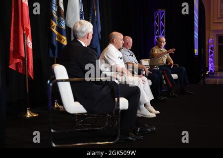 NATIONAL HARBOUR, MD. (3. August 2021) hochrangige Leiter der Seeverkehrsdienste sprechen während des hochrangigen Panels „Herausforderungen“ auf der Ausstellung „Sea-Air-Space 2021“. Die Sea-Air-Space-Ausstellung ist eine jährliche Veranstaltung, bei der wichtige militärische Entscheidungsträger, der US-Verteidigungsstützpunkt und private US-Unternehmen zu einer innovativen und lehrreichen maritimen Veranstaltung zusammenkommen. Stockfoto