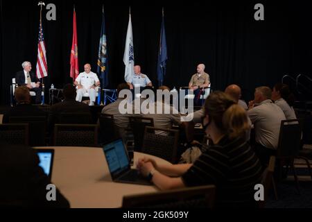 NATIONAL HARBOUR, MD. (3. August 2021) hochrangige Vertreter der Seeverkehrsdienste sprechen während der hochrangigen Podiumsdiskussion „Herausforderungen“ auf der Sea-Air-Space 2021. Die Sea-Air-Space-Ausstellung ist eine jährliche Veranstaltung, bei der wichtige militärische Entscheidungsträger, der US-Verteidigungsstützpunkt und private US-Unternehmen zu einer innovativen und lehrreichen maritimen Veranstaltung zusammenkommen. Stockfoto