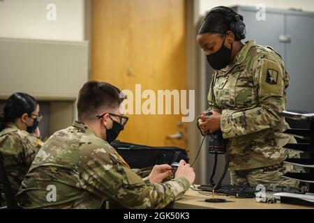 SPC der US-Armee. Monyae Alexander und PFC. Zachery Frost, zugewiesen an First Zugon, 55. Signal Company (Combat Camera), 21. Signal Brigade, trainiert auf Digitalkameraausrüstung in ihrem Hauptquartier in Fort George G. Meade, Maryland, 3. August 2021. Stockfoto