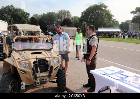 Personal bei der Fort McCoy (Wist.) Das Direktorat für Rettungsdienste wird am 3. August 2021 im Winnebago Park in Tomah, Wisconsin, für die Monroe County National Night Out gezeigt. Hunderte von Menschen nahmen an der Veranstaltung Teil, die im Weinebago Park von Tomah stattfand. National Night Out wurde 1984 von der National Association of Town Watch gegründet und ist eine gemeinnützige Organisation zur Kriminalprävention, die in Zusammenarbeit mit Tausenden von Kriminalbeobachtungsgruppen und Strafverfolgungsbehörden im ganzen Land arbeitet. Fort McCoy hatte 10 Geräte und Fahrzeuge und 15 Personen, die an der Veranstaltung teilnahmen. Stockfoto