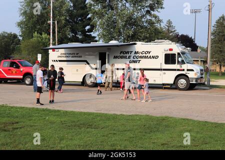 Personal bei der Fort McCoy (Wist.) Das Direktorat für Rettungsdienste wird am 3. August 2021 im Winnebago Park in Tomah, Wisconsin, für die Monroe County National Night Out gezeigt. Hunderte von Menschen nahmen an der Veranstaltung Teil, die im Weinebago Park von Tomah stattfand. National Night Out wurde 1984 von der National Association of Town Watch gegründet und ist eine gemeinnützige Organisation zur Kriminalprävention, die in Zusammenarbeit mit Tausenden von Kriminalbeobachtungsgruppen und Strafverfolgungsbehörden im ganzen Land arbeitet. Fort McCoy hatte 10 Geräte und Fahrzeuge und 15 Personen, die an der Veranstaltung teilnahmen. Stockfoto