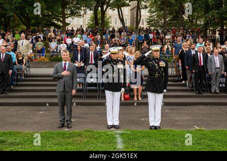 Von links nach rechts Erik Raven, Leiter des Mehrheitsstabs des Senate Appropriations Committee-Defense, Brig. General Eric Austin, Direktor, Capabilities Development Directorate, und Col. Teague A. Pastel, Kommandant der Marine Barracks Washington, stehen an der Stelle der Aufmerksamkeit und grüßen während der „Ehrungen“ zur „Tuesday Sunset Parade A“ im Marine Corps war Memorial, 3. August 2021. Der Ehrengast des Abends war Herr Raven, und der Gastgeber war Brig. General Austin. Stockfoto