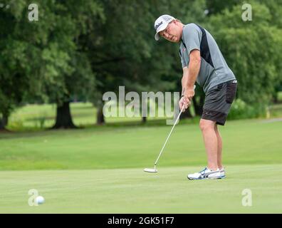 Steven Weber, 436. Force Support Squadron Eagle Lanes Manager, legt während eines Intramural-Golfspiels auf dem Eagle Creek Golf Course auf dem Dover Air Force Base, Delaware, 3. August 2021, auf das Grün. Acht intramurale Golfteams beenden die reguläre Saison und bereiten sich auf Playoffs im September vor. Stockfoto