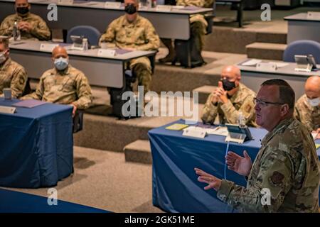 Colon. Troy Cramer, Kommandant der Mission Support Group, informiert ein Team von Standortbefragungen, das den 179. Luftlift Wing, Mansfield, Ohio, im Rahmen des Standortauswahlverfahrens der Luftwaffe für einen möglichen Cyber Warfare Wing, 3. August 2021 besucht. Das Team, bestehend aus Vertretern des Sekretärs der Luftwaffe und Experten der Nationalgarde, trifft sich mit der Führung der Ohio National Guard und der Führung des 179. Luftwaffenflügels, um das Thema zu besprechen, während sie die Installation persönlich besuchen, um Optionen für die aktuelle und vorgeschlagene Infrastruktur zur Unterstützung der zu erkunden Vorgeschlagene Mission. Stockfoto