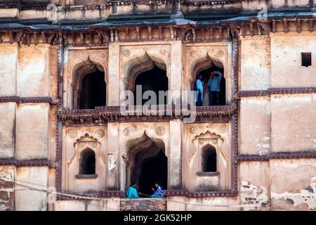 Orchha, Madhya Pradesh, Indien - 2019. März: Die Außenfassade des alten Chhaturbhuj-Tempels in Orchha Stockfoto